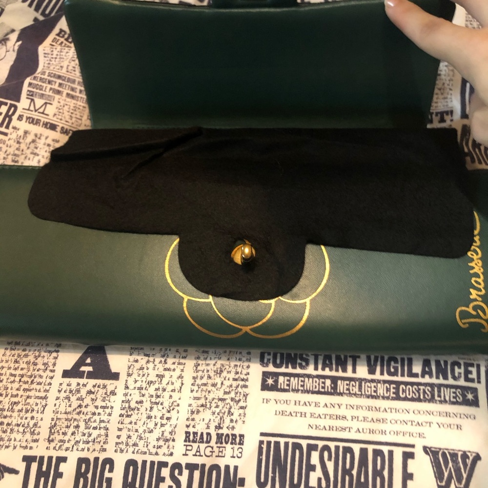 Sold! Chanel Brasserie 2015 NWOT Green Menu clutch - Picture 6 of 8